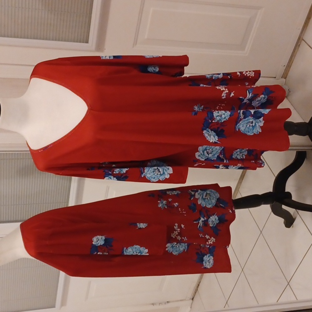 4/$60 Blue & Red Floral Tunic Top - Size 1XL (US14)